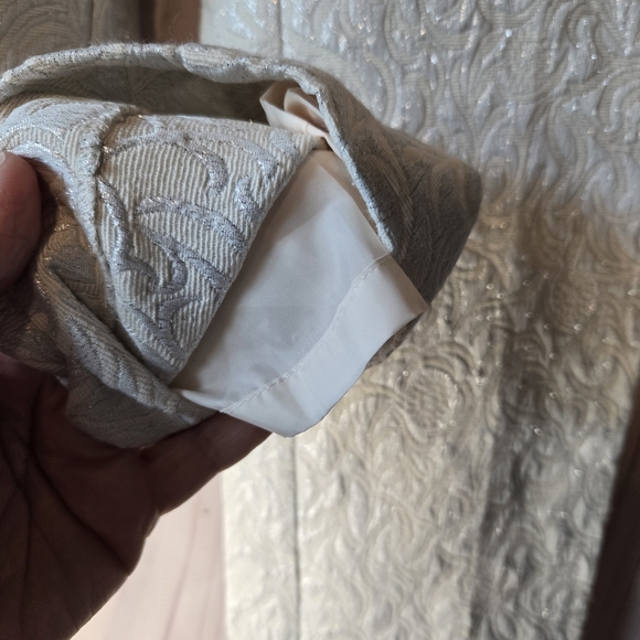 Ann Taylor Signature Petite  Cream Textured Cropped Pants Size 6P - Picture 5 of 8